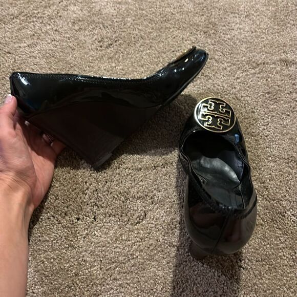 Tory Burch Sophie wedge black patent leather with gold monogram sz 9 - Picture 2 of 4